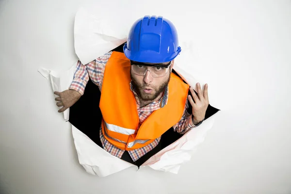 Hombre trabajando fuera del agujero —  Fotos de Stock