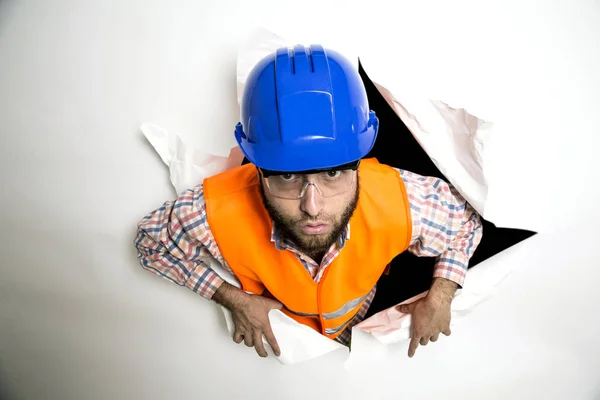 Hombre trabajando fuera del agujero —  Fotos de Stock