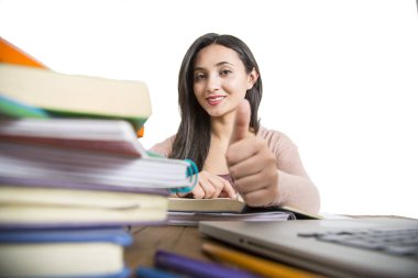 Beyaz arka plan üzerinde öğrenci kadın