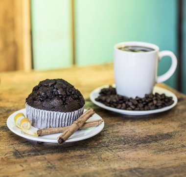 Sıcak kahve kek tarafından eşliğinde sabah