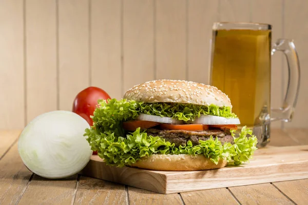 Leckere Hamburger mit Gemüse — Stockfoto