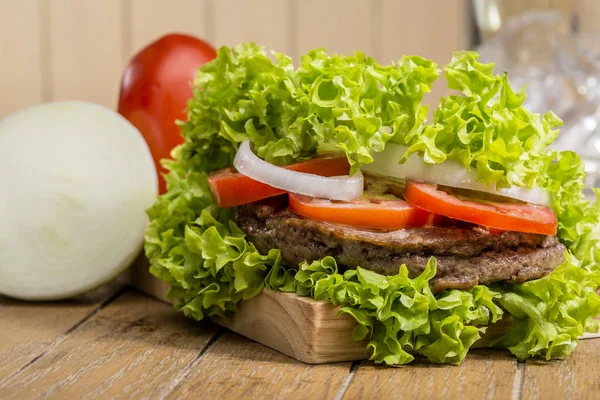 Leckere Hamburger mit Gemüse — Stockfoto