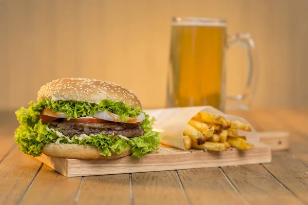 Delizioso hamburger con verdure — Foto Stock