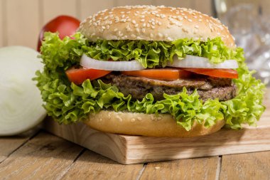 Sebze ile lezzetli hamburger