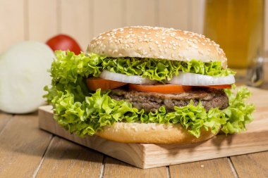 Sebze ile lezzetli hamburger