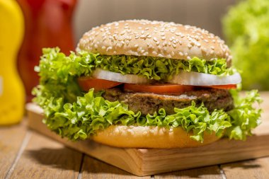 Sebze ile lezzetli hamburger