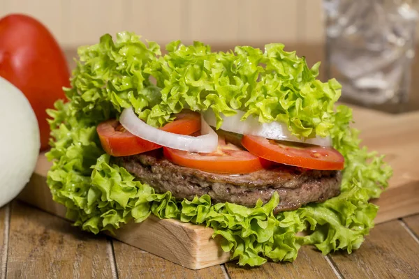 Delicious hamburger with vegetables — Stock Photo, Image