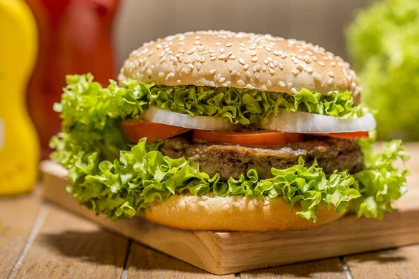 Delicious hamburger with vegetables — Stock Photo, Image