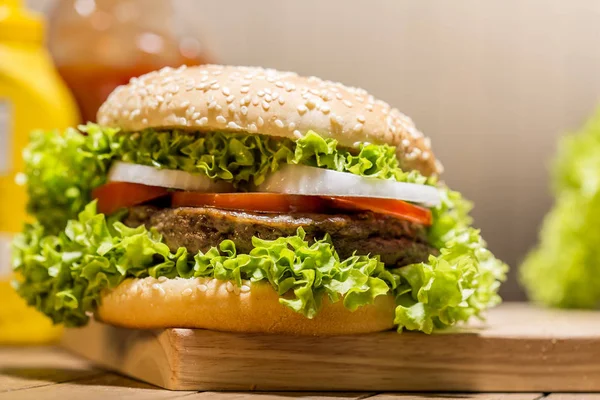 Delicious hamburger with vegetables — Stock Photo, Image