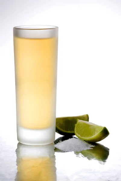 Tequila Zrcadle Izolovaných Bílém Pozadí — Stock fotografie