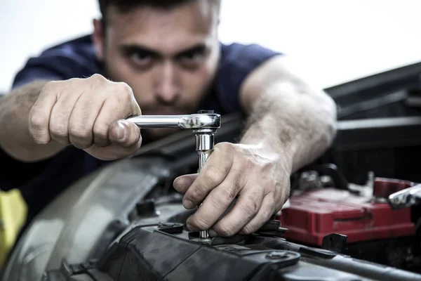 Mecánico Del Coche Garaje Fijación Del Motor — Foto de Stock