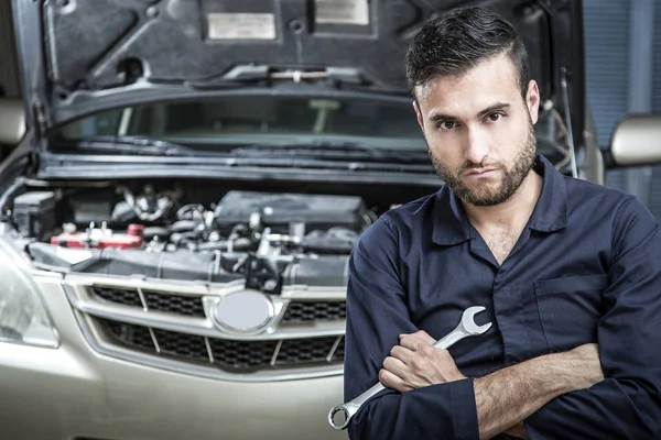 Mechanik Samochodowy Garażu Naprawia Silnik — Zdjęcie stockowe