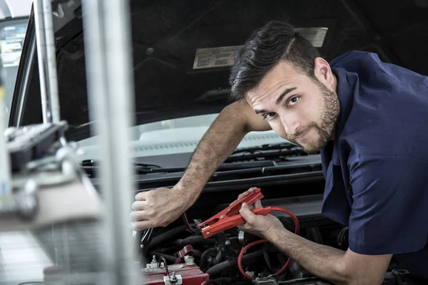 Mecánico Del Coche Garaje Fijación Del Motor — Foto de Stock