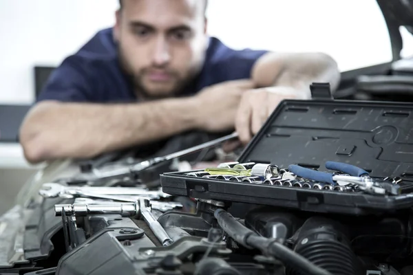 Carro Mecânico Homem Garagem Consertar Motor — Fotografia de Stock