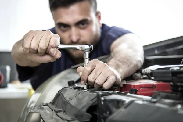 Autószerelő Garázsban Megjavítja Motort — Stock Fotó