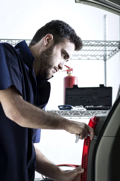 Mechanik Samochodowy Garażu Naprawia Silnik — Zdjęcie stockowe