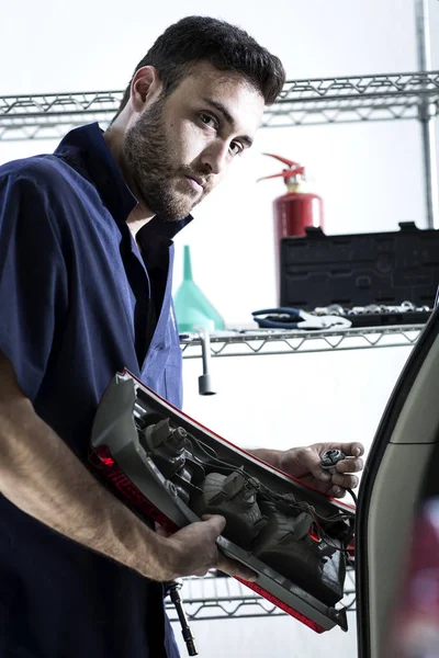Garajdaki Tamirci Motoru Tamir Ediyor — Stok fotoğraf