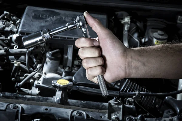 Automechanik Garáži Opravuje Motor — Stock fotografie
