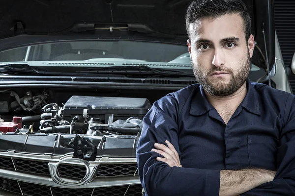 Autószerelő Garázsban Megjavítja Motort — Stock Fotó