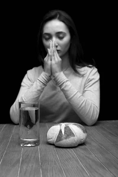 Mujer rezando adentro — Foto de Stock