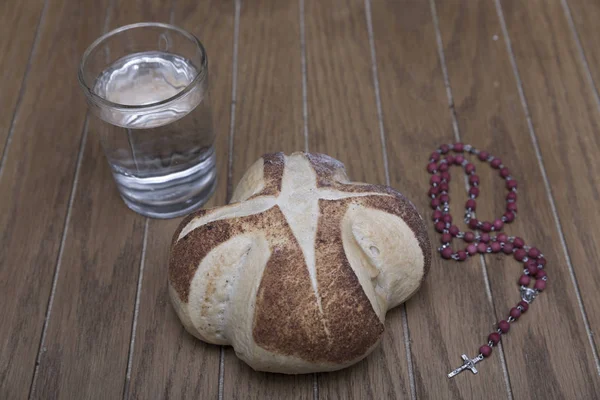 Bibbia, pane e acqua sulla tavola di legno — Foto Stock