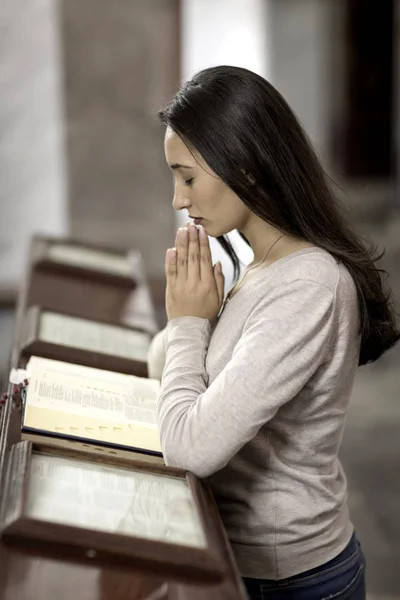 Vrouw binnenshuis te bidden — Stockfoto