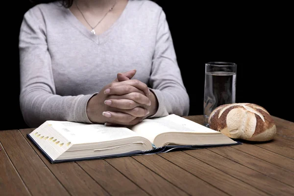 Woman praying indoors — Stock Photo, Image