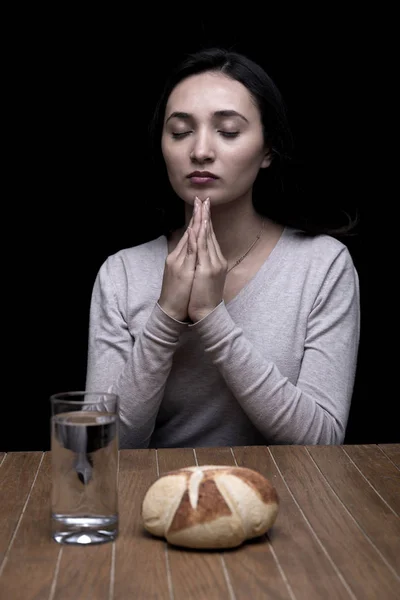 Γυναίκα προσεύχεται σε εσωτερικούς χώρους — Φωτογραφία Αρχείου
