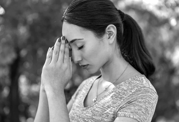 Νεαρή γυναίκα προσεύχεται πριν από την άσκηση — Φωτογραφία Αρχείου