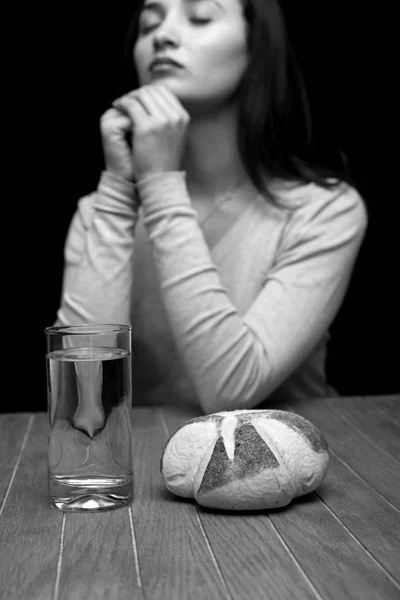 Young woman doing fasting and prayer — Stock Photo, Image