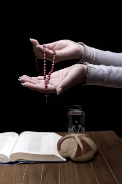 Mujer joven haciendo ayuno y oración — Foto de Stock