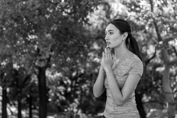 Mujer joven rezando antes de hacer ejercicio — Foto de Stock