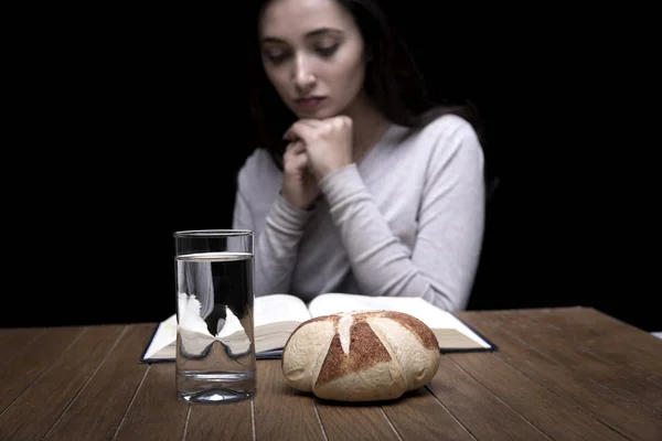 Mujer joven haciendo ayuno y oración — Foto de Stock