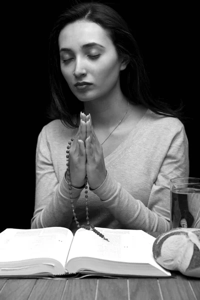 Mujer joven haciendo ayuno y oración — Foto de Stock