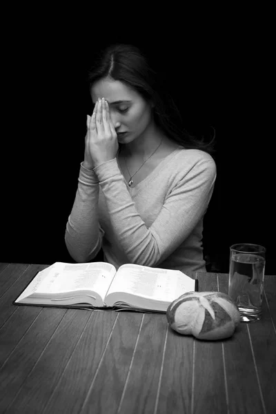 Mujer joven haciendo ayuno y oración —  Fotos de Stock