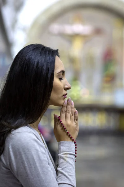 Jonge vrouw doet vasten en gebed — Stockfoto