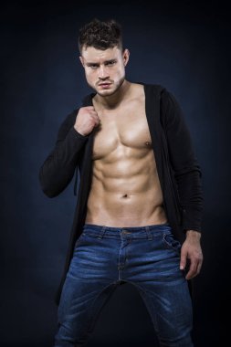 Siyah kazak ile gizemli güçlü adam