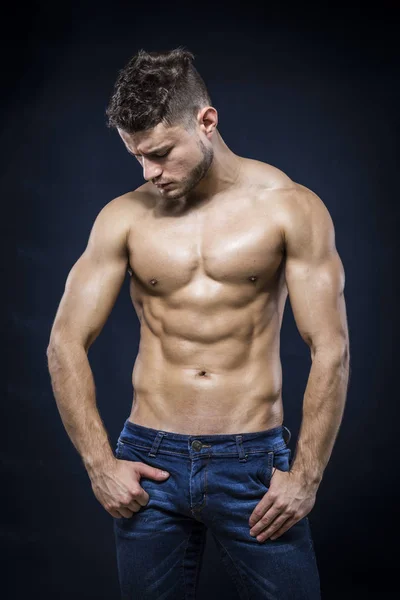 Koyu arka plan üzerinde güçlü delikanlı