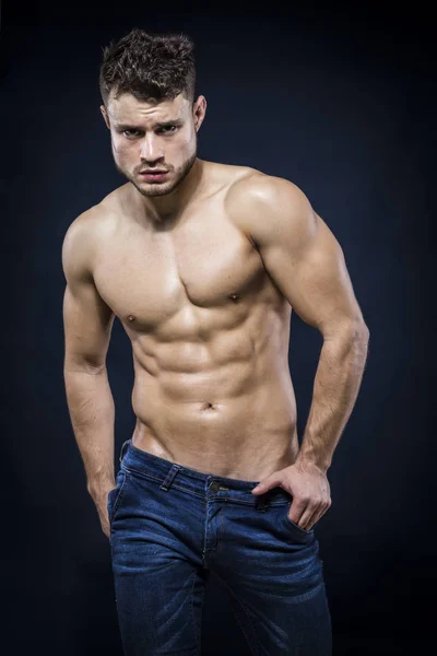Koyu arka plan üzerinde güçlü delikanlı