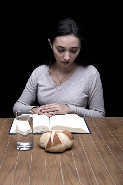 Mujer joven haciendo ayuno y oración —  Fotos de Stock