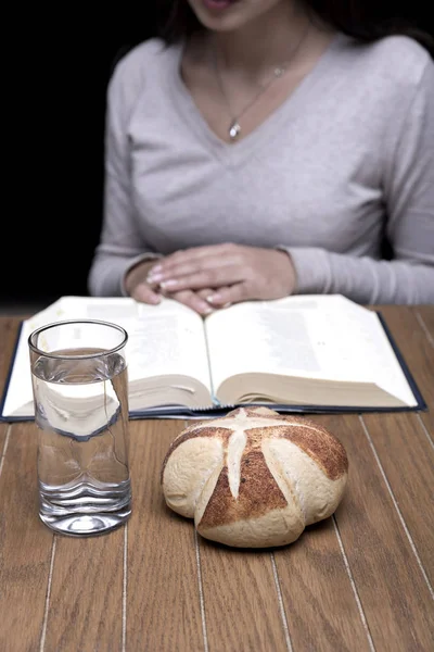 断食と祈りを行う若い女性 — ストック写真