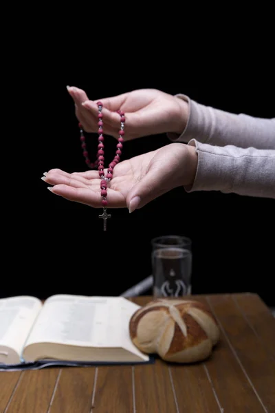 Genç kadının Oruç ve dua yapması — Stok fotoğraf
