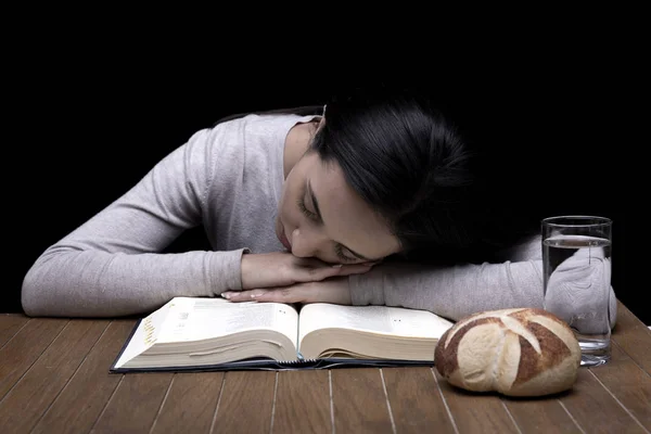 Young woman doing fasting and prayer — Stock Photo, Image