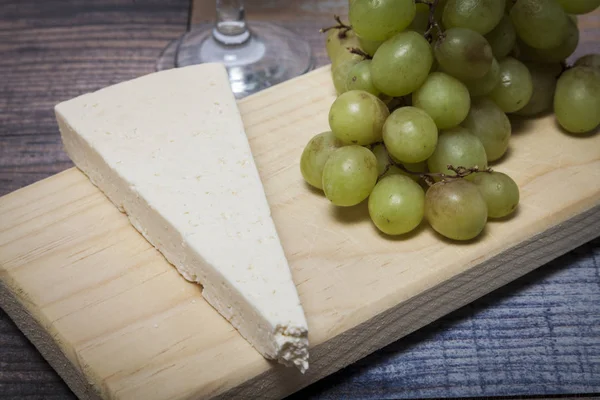 Pahar de vin pe masă cu struguri și brânză — Fotografie, imagine de stoc