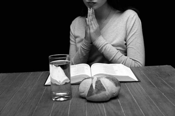Mujer joven haciendo ayuno y oración — Foto de Stock