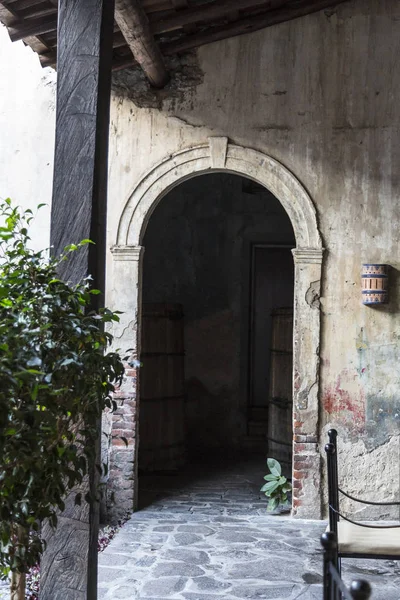 오래 된 문 및 바퀴 — 스톡 사진