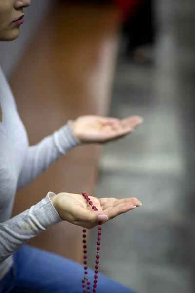 Mujer joven haciendo ayuno y oración — Foto de Stock