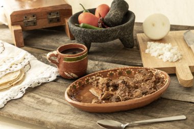 Meksika yemeği. Birria tabağı.