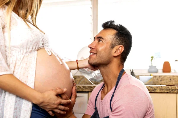 Отец со своей беременной женщиной — стоковое фото