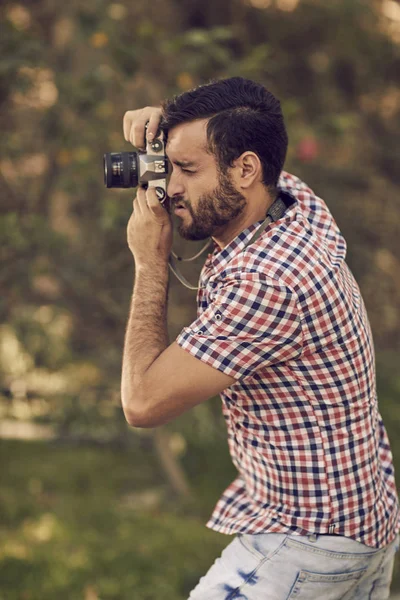 Fotógrafo com barba e câmera fotográfica ao ar livre . — Fotografia de Stock
